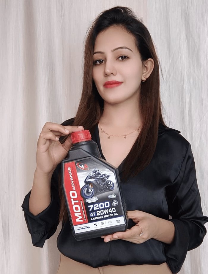 Auto Flow Lubricants brand ambassador holding Moto Advance 7200 4T 20W40 engine oil
